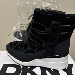 DKNY Womens Perla Wedge Sneaker Boot Size 7 MSRP 200.00 Black